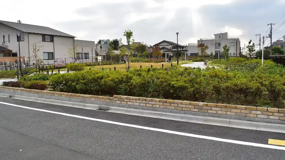 世田谷区岡本の緑地と住宅地